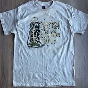 suspect ride past the gas station on “E” t-shirt nude size medium Gildan New